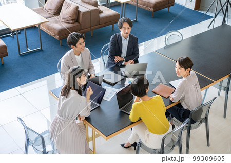 ビジネスシーン　ミーティング　男女 99309605