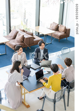 ビジネスシーン ミーティング 男女 ビジネスシーン ミーティング 男女 99309609