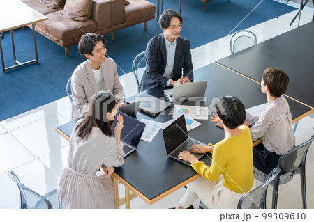 ビジネスシーン　ミーティング　男女 99309610