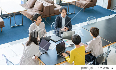 ビジネスシーン ミーティング 男女 ビジネスシーン ミーティング 男女 99309613