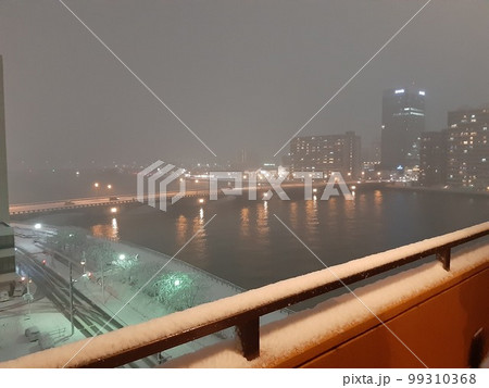 新潟の川 萬代橋 雪景色 新潟の雪景色 新潟の川 萬代橋 雪景色 新潟の雪景色 99310368