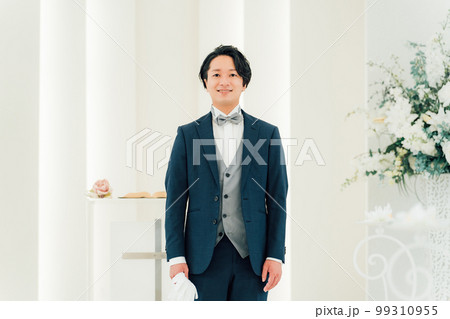 結婚式場・チャペルでバージンロードを歩く新婦を待つ新郎・花婿の男性 99310955