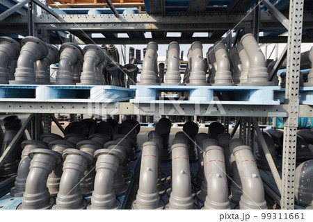 水道管を並べて置いている資材置き場の様子 99311661