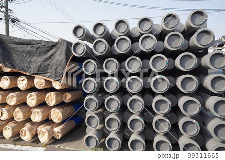 水道管を並べて置いている資材置き場の様子 99311665