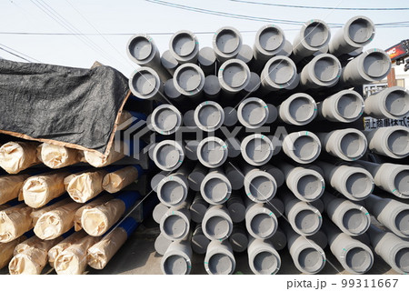 水道管を並べて置いている資材置き場の様子 水道管を並べて置いている資材置き場の様子 99311667