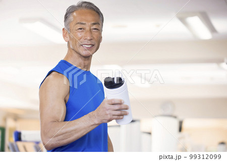 スポーツジムでトレーニング後プロテインを持って喜ぶ中高年男性　至福の時 99312099