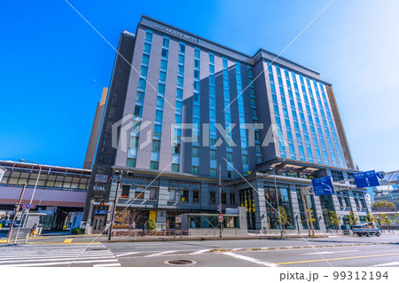 日本の横浜都市景観 桜木町駅前複合ビル・JR東日本ホテルメッツ横浜桜木町などを望む 99312194
