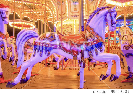メリーゴーランド　白馬の乗り物 99312387