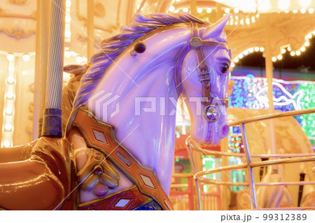 メリーゴーランド　白馬の乗り物 99312389