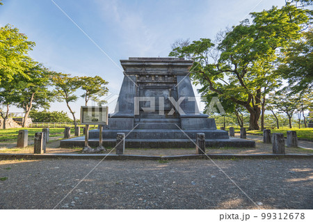 岩手 盛岡城 本丸に残る南部中尉銅像の台座 99312678