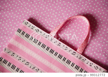 小学3年生の女の子用に作った手作りの音楽バッグ。 ピンクの鍵盤柄 99312772