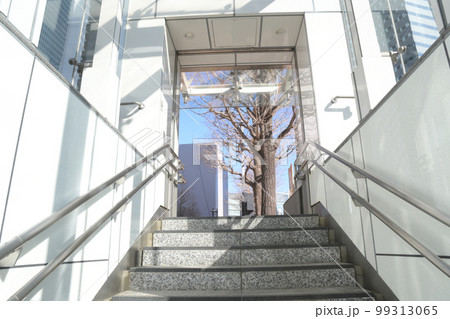 地下道の階段から出口を見上げた風景 地下道の階段から出口を見上げた風景 99313065