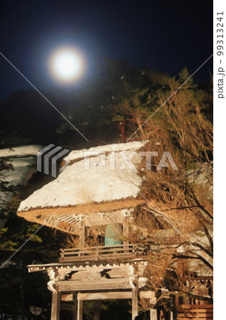 世界遺産 満月の夜の白川郷ライトアップ 満月と明善寺鐘楼門 世界遺産 満月の夜の白川郷ライトアップ 満月と明善寺鐘楼門 99313241