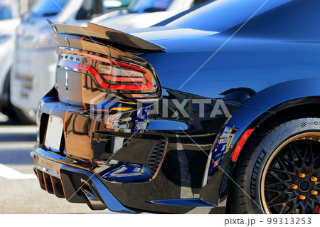 駐車場のスポーツカー　イメージ 99313253
