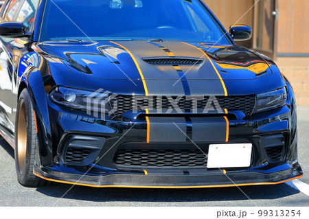 駐車場のスポーツカー　イメージ 99313254