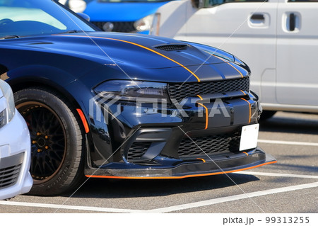 駐車場のスポーツカー　イメージ 99313255