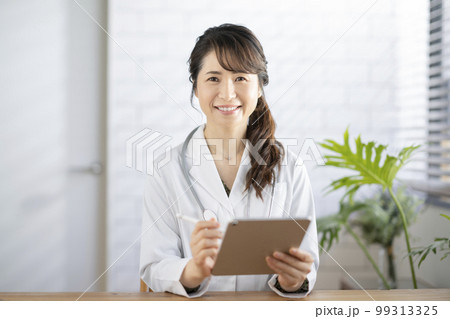 カメラ目線で笑顔の女性医師 99313325