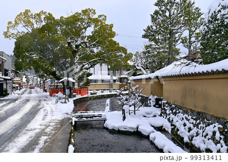 冬の朝の京都市北区上賀茂 社家町の雪景色 99313411