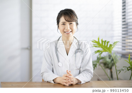 カメラ目線で笑顔の女性医師 99313450