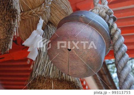 拝殿の鈴・しめ縄(日御碕神社/島根県出雲市大社町日御碕) 拝殿の鈴・しめ縄(日御碕神社/島根県出雲市大社町日御碕) 99313755