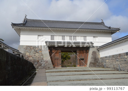 小田原城の「銅(あかがね)門」（神奈川県小田原市） 99313767