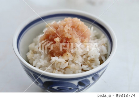 茶碗によそったご飯に乗せた無着色のたらこバラコ 茶碗によそったご飯に乗せた無着色のたらこバラコ 99313774