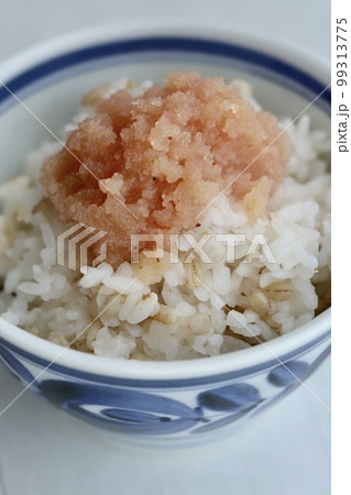 茶碗によそったご飯に乗せた無着色のたらこバラコ 99313775