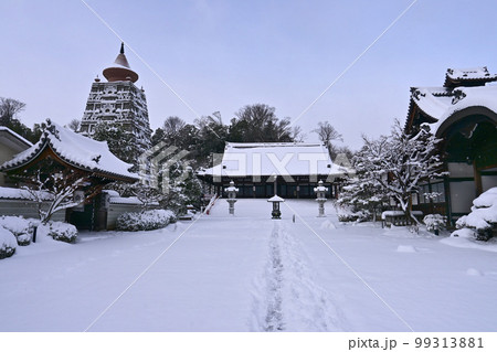 積雪の朝の京都市岩倉 妙満寺境内 積雪の朝の京都市岩倉 妙満寺境内 99313881
