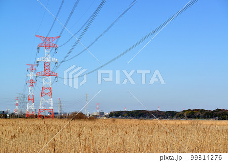 千葉県 手賀沼沿いに架かる架空送電線と鉄塔の風景 千葉県 手賀沼沿いに架かる架空送電線と鉄塔の風景 99314276