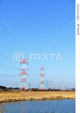 千葉県 手賀沼沿いに架かる架空送電線と鉄塔の風景 千葉県 手賀沼沿いに架かる架空送電線と鉄塔の風景 99314305