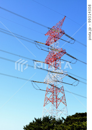 千葉県 手賀沼沿いに架かる架空送電線と鉄塔の風景 千葉県 手賀沼沿いに架かる架空送電線と鉄塔の風景 99314308