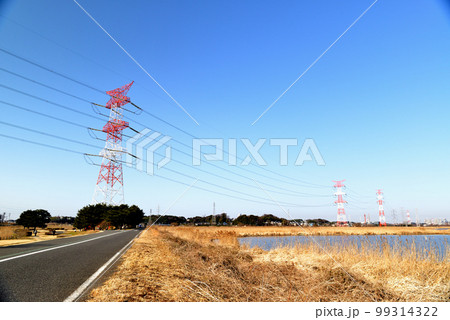 千葉県 手賀沼沿いに架かる架空送電線と鉄塔の風景 千葉県 手賀沼沿いに架かる架空送電線と鉄塔の風景 99314322