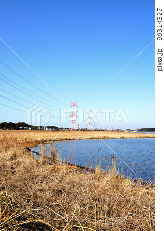 千葉県 手賀沼沿いに架かる架空送電線と鉄塔の風景 千葉県 手賀沼沿いに架かる架空送電線と鉄塔の風景 99314327