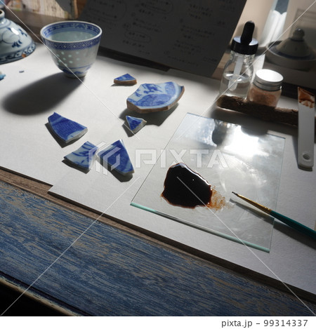 「金継ぎ(作業風景)」 「金継ぎ(作業風景)」 99314337