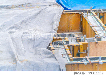 建築現場　基礎工事　養生　メタルフォーム　鋼製型枠 99314597