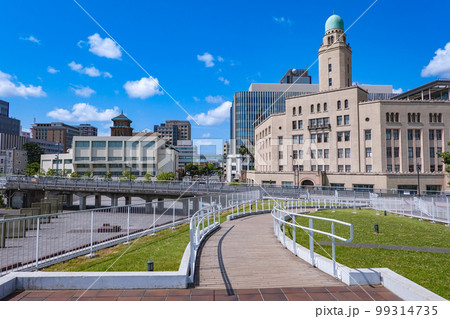 象の鼻パークからクイーンの塔こと横浜税関 99314735