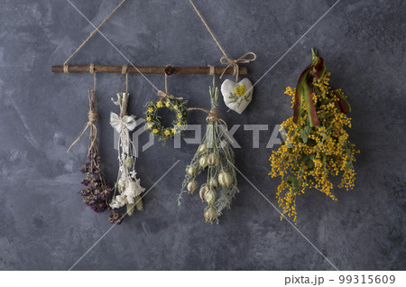 ミモザのスワッグ ドライフラワーのガーランド ミモザのスワッグ ドライフラワーのガーランド 99315609