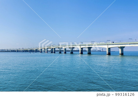 常滑市 中部国際空港の連絡橋を渡る名鉄2000系ミュースカイ 常滑市 中部国際空港の連絡橋を渡る名鉄2000系ミュースカイ 99316126