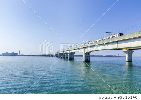 常滑市　中部国際空港の連絡橋を渡る名鉄2200系空港特急 99316140