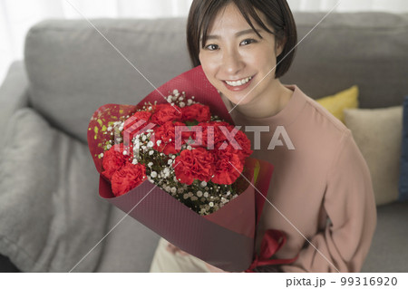 花束 女性 ポートレート 花束 女性 ポートレート 99316920
