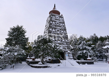 積雪の朝の京都市岩倉妙満寺 仏舎利大塔 積雪の朝の京都市岩倉妙満寺 仏舎利大塔 99316970