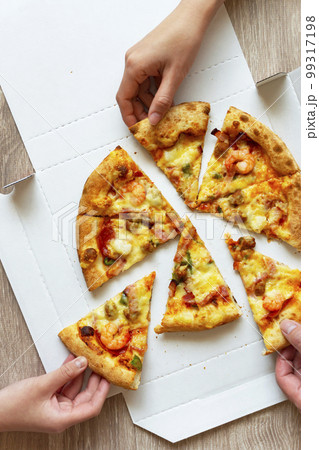 みんなでピザを食べる 99317198