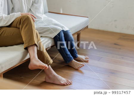 ソファでくつろぐ男女 パーツカット ソファでくつろぐ男女 パーツカット 99317457