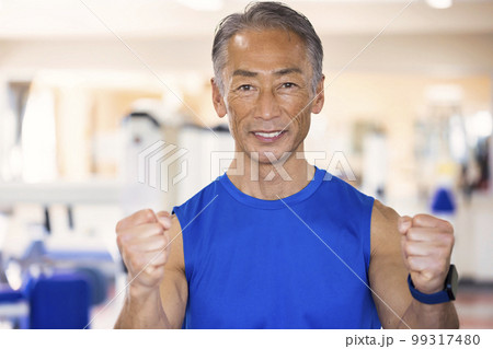 ジムでガッツポーズをする中高年男性 ジムでガッツポーズをする中高年男性 99317480
