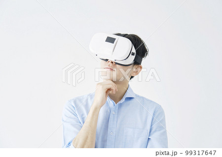 VRゴーグルをかけて考える男性 白背景 VRゴーグルをかけて考える男性 白背景 99317647