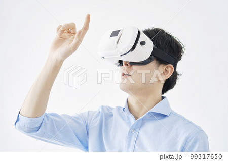 VRゴーグルをかけてバーチャルリアリティを体験する男性 白背景 VRゴーグルをかけてバーチャルリアリティを体験する男性 白背景 99317650