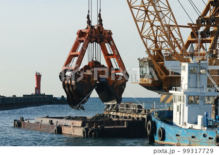 浚渫船による港湾内の砂をすくい取る 99317729