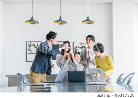ビジネスシーン　喜ぶ　勝利 99317826