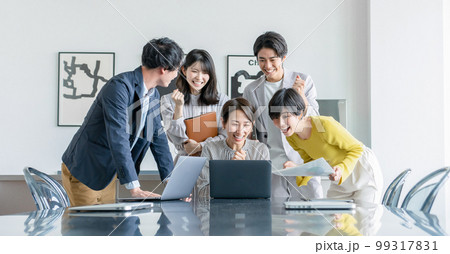 ビジネスシーン　喜ぶ　勝利 99317831