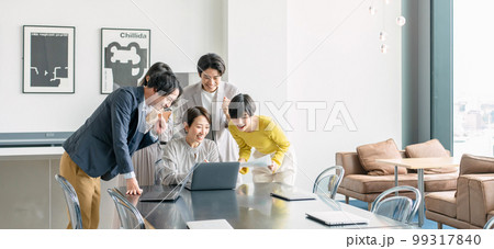 ビジネスシーン　喜ぶ　勝利 99317840